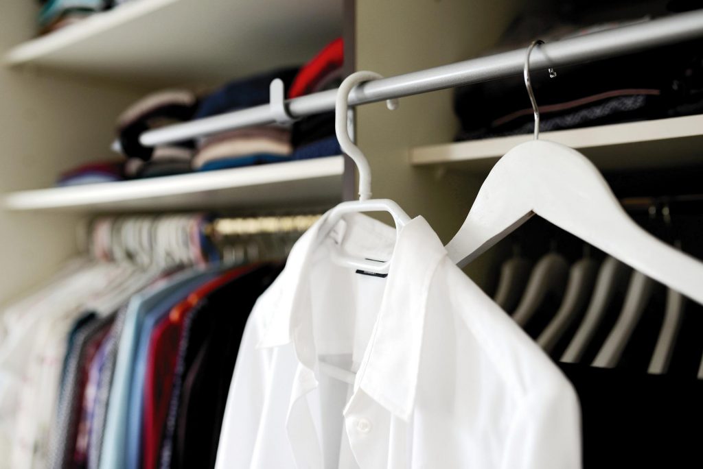 Idealna garderoba – co powinno się w niej znajdować?