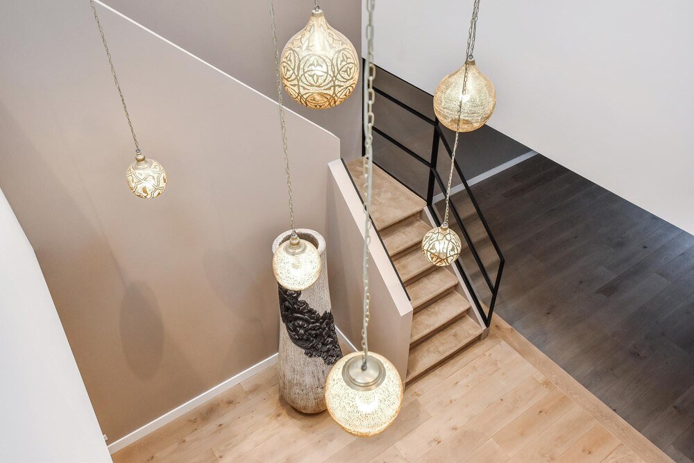 Pomysły na praktyczne ściany na klatce schodowej