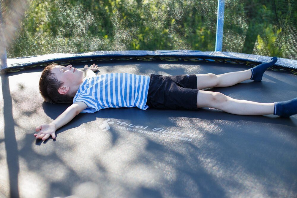 Trampolina wkopana w ziemię – jak zaplanować montaż i zabezpieczenie